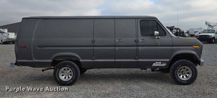 image for item ET5257 1991 Ford E150 Pathfinder van