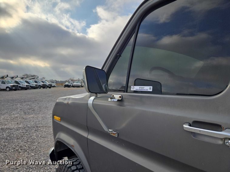 image for item ET5257 1991 Ford E150 Pathfinder van