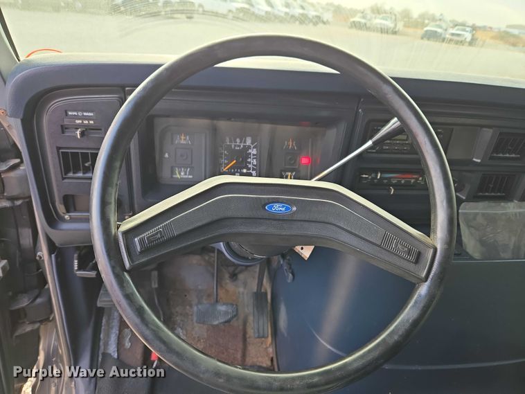 image for item ET5257 1991 Ford E150 Pathfinder van