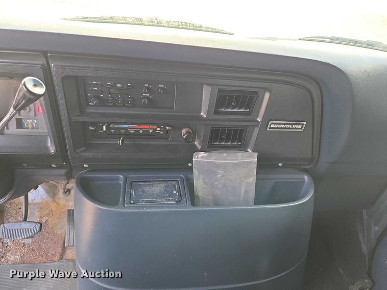 image for item ET5257 1991 Ford E150 Pathfinder van