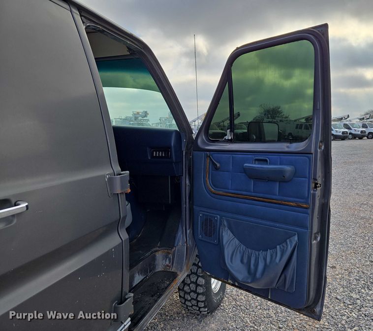 image for item ET5257 1991 Ford E150 Pathfinder van