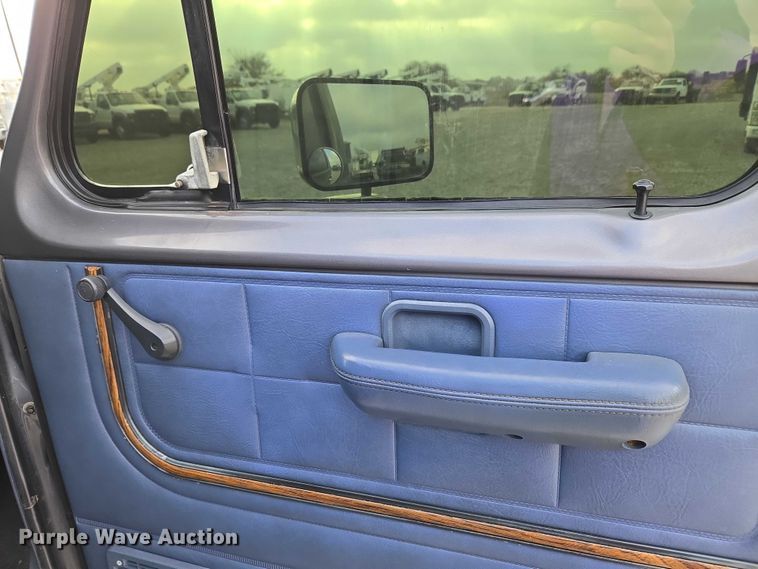 image for item ET5257 1991 Ford E150 Pathfinder van