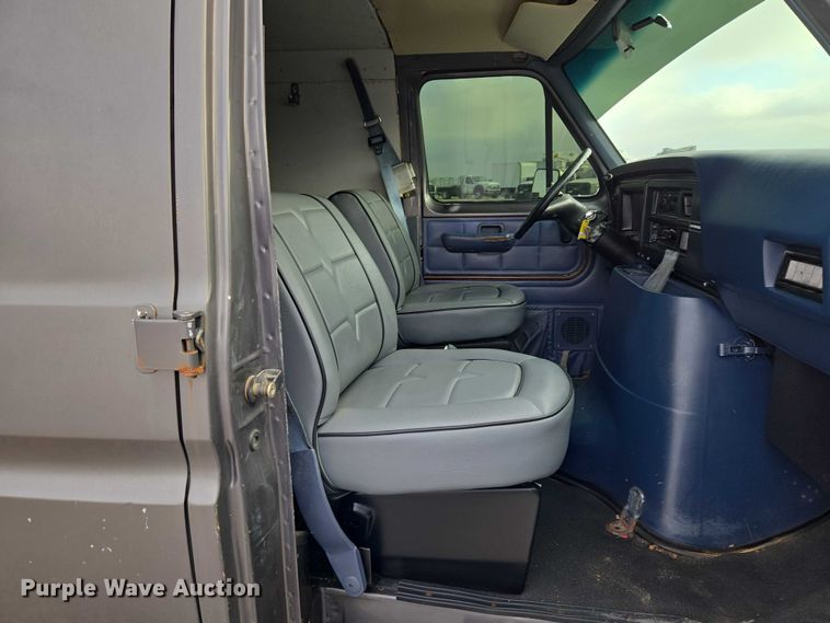 image for item ET5257 1991 Ford E150 Pathfinder van