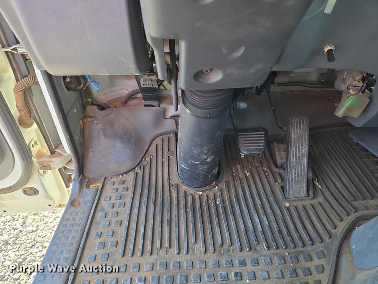 image for item ET5259 2012 Isuzu NPR flatbed truck