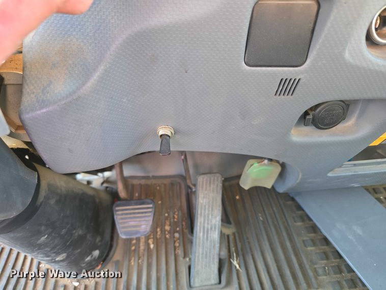 image for item ET5259 2012 Isuzu NPR flatbed truck