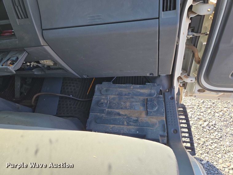 image for item ET5259 2012 Isuzu NPR flatbed truck