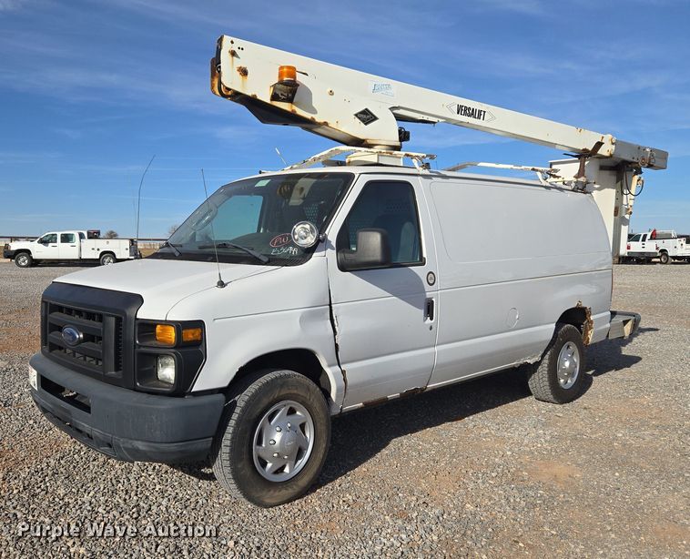 image for item ET5262 2011 Ford E350 Super Duty van with bucket lift