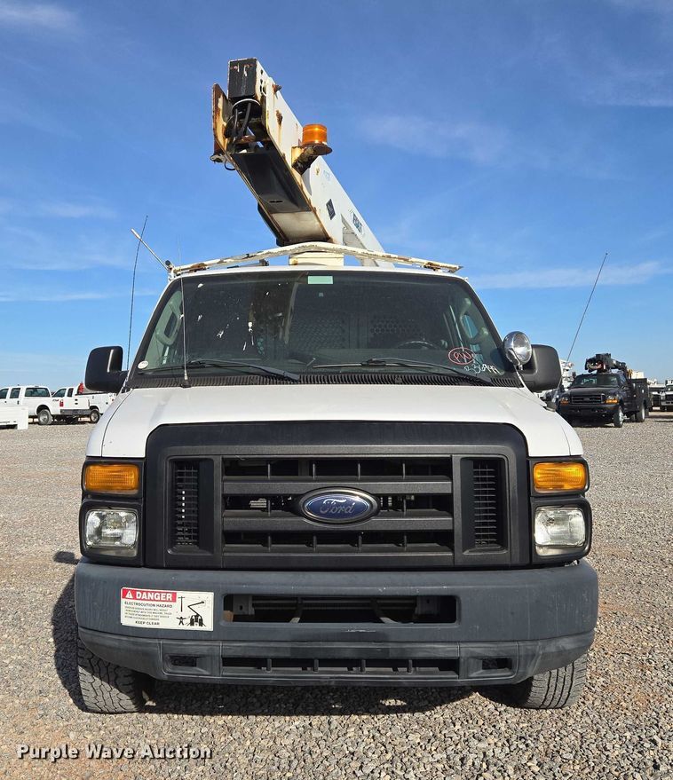 image for item ET5262 2011 Ford E350 Super Duty van with bucket lift