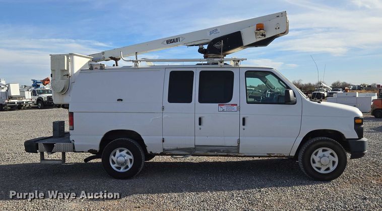 image for item ET5262 2011 Ford E350 Super Duty van with bucket lift
