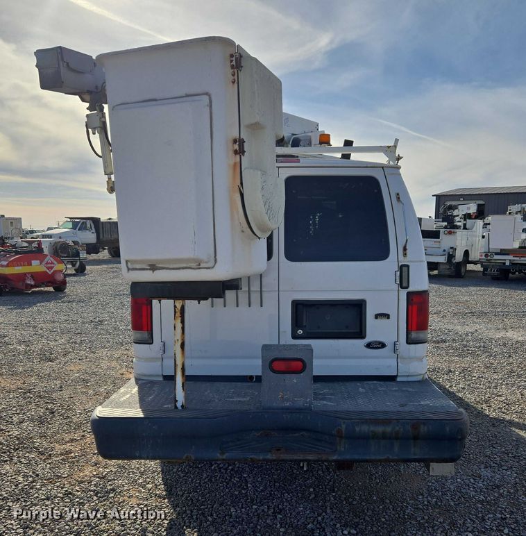 image for item ET5262 2011 Ford E350 Super Duty van with bucket lift