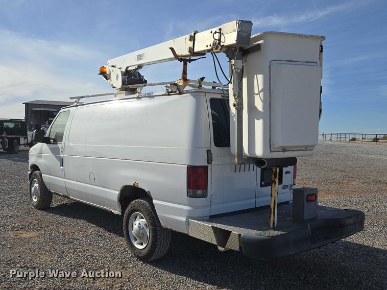 image for item ET5262 2011 Ford E350 Super Duty van with bucket lift