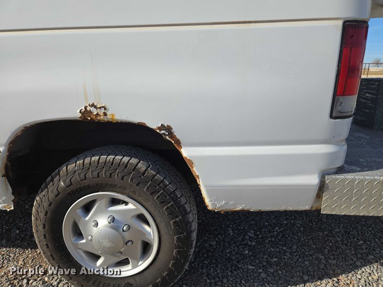 image for item ET5262 2011 Ford E350 Super Duty van with bucket lift