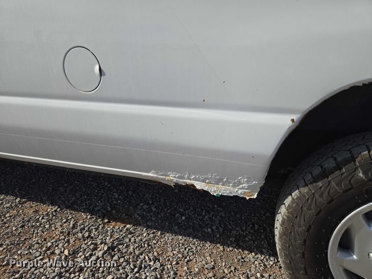 image for item ET5262 2011 Ford E350 Super Duty van with bucket lift