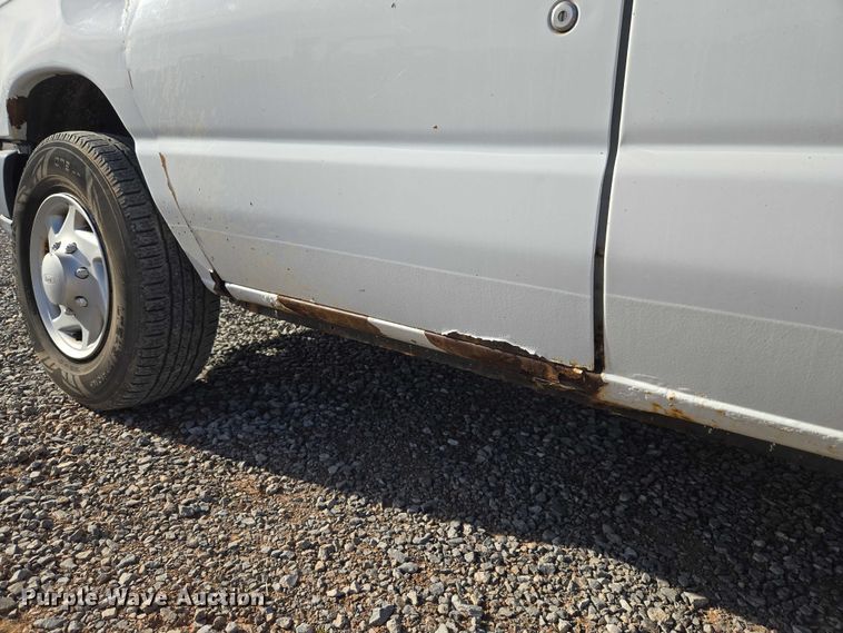 image for item ET5262 2011 Ford E350 Super Duty van with bucket lift