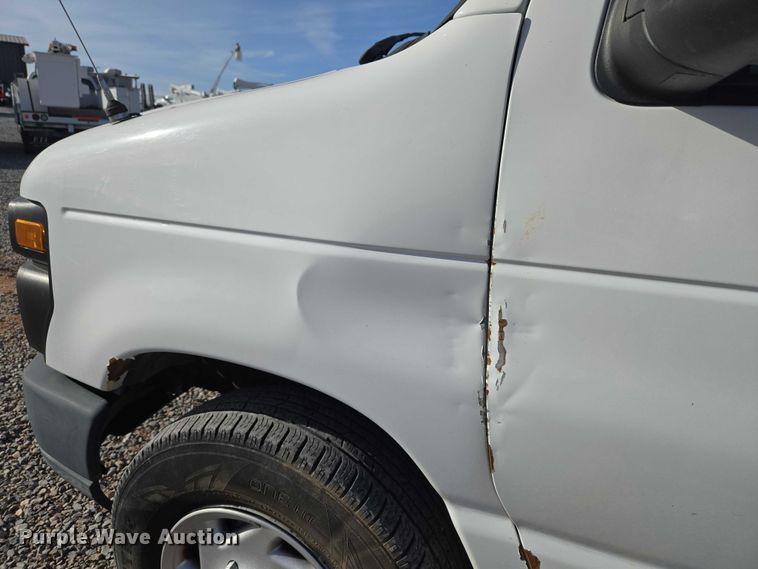 image for item ET5262 2011 Ford E350 Super Duty van with bucket lift