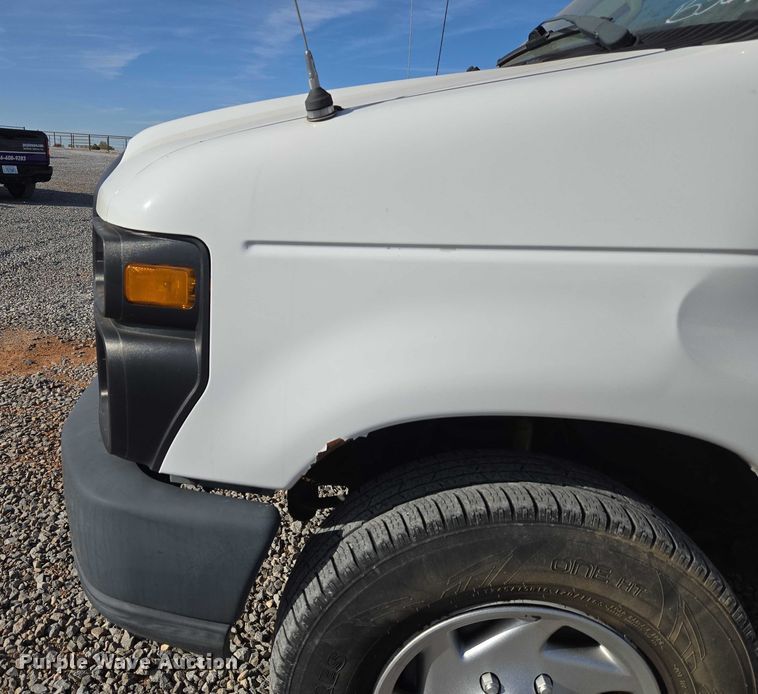 image for item ET5262 2011 Ford E350 Super Duty van with bucket lift