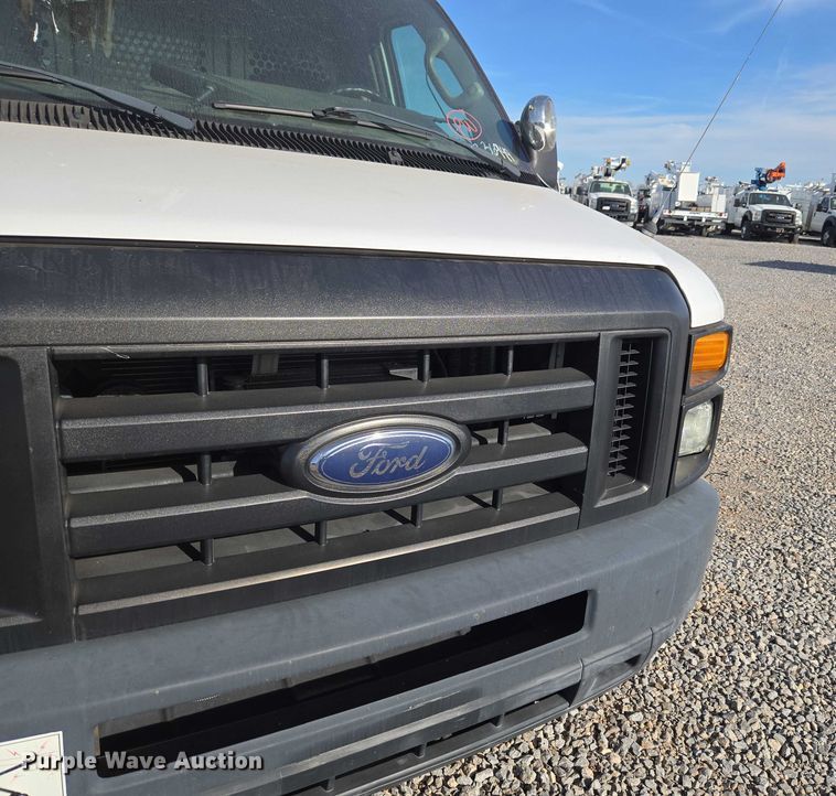 image for item ET5262 2011 Ford E350 Super Duty van with bucket lift