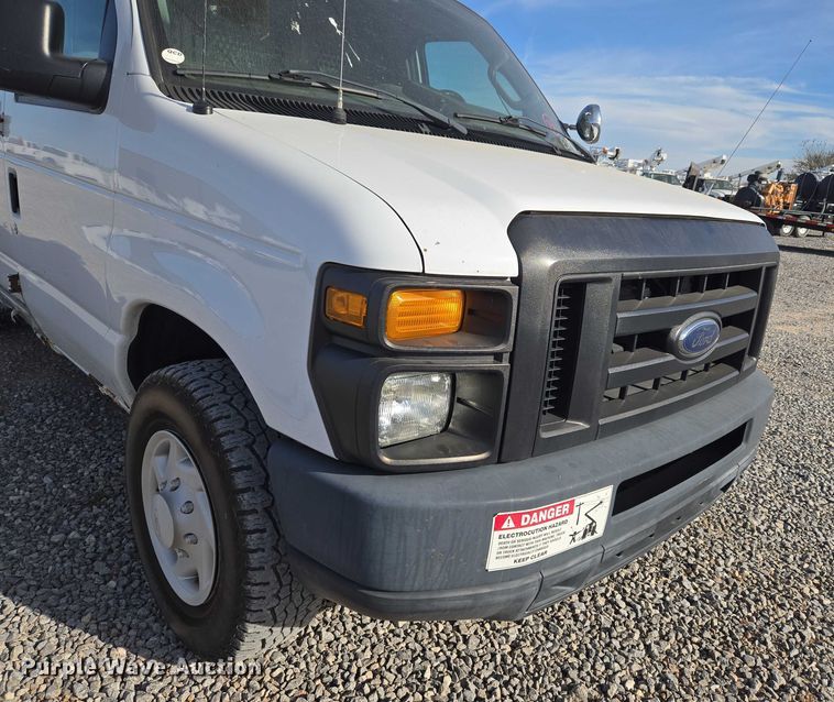 image for item ET5262 2011 Ford E350 Super Duty van with bucket lift