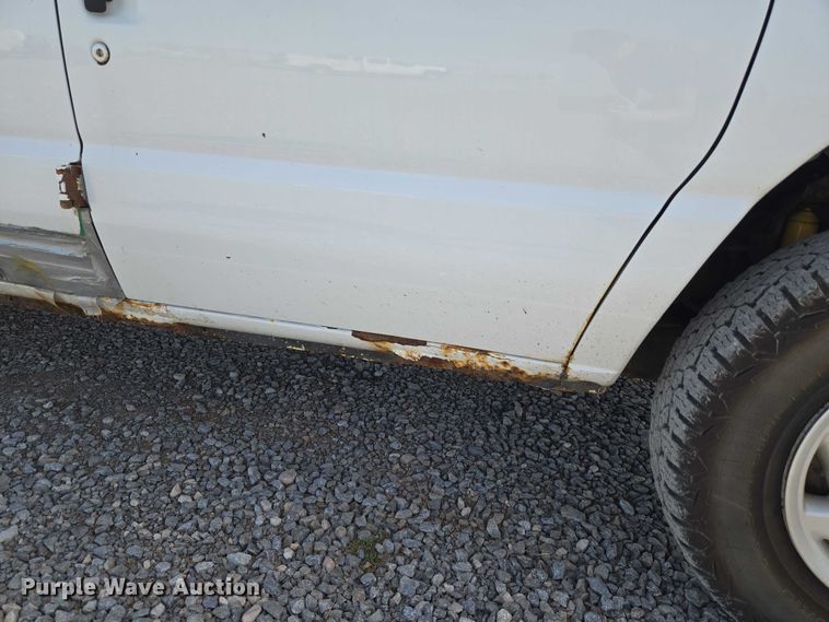 image for item ET5262 2011 Ford E350 Super Duty van with bucket lift