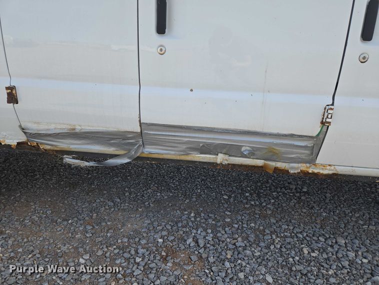 image for item ET5262 2011 Ford E350 Super Duty van with bucket lift