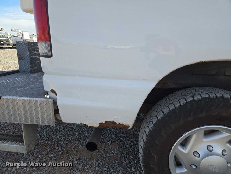 image for item ET5262 2011 Ford E350 Super Duty van with bucket lift