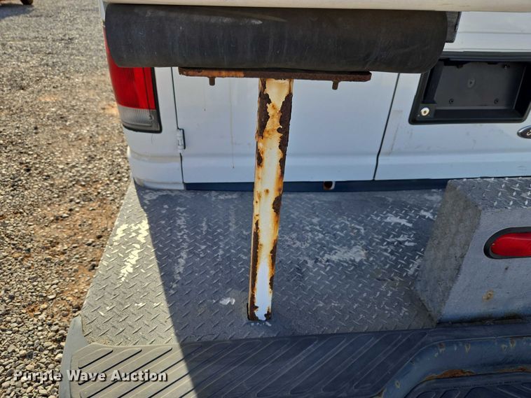 image for item ET5262 2011 Ford E350 Super Duty van with bucket lift