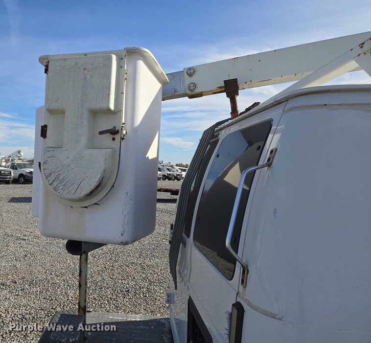image for item ET5262 2011 Ford E350 Super Duty van with bucket lift