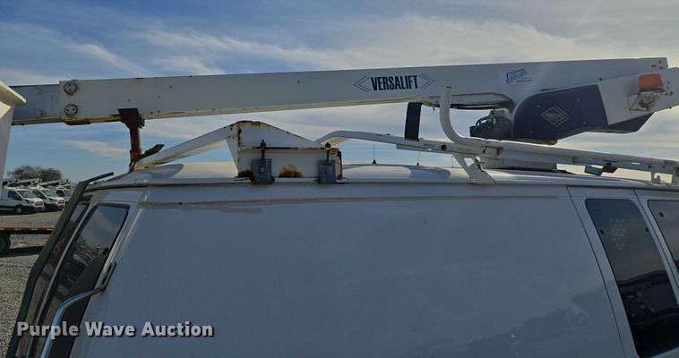 image for item ET5262 2011 Ford E350 Super Duty van with bucket lift