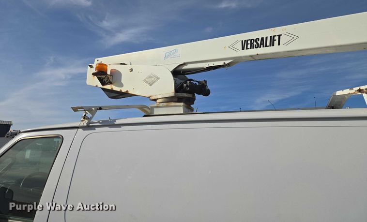 image for item ET5262 2011 Ford E350 Super Duty van with bucket lift