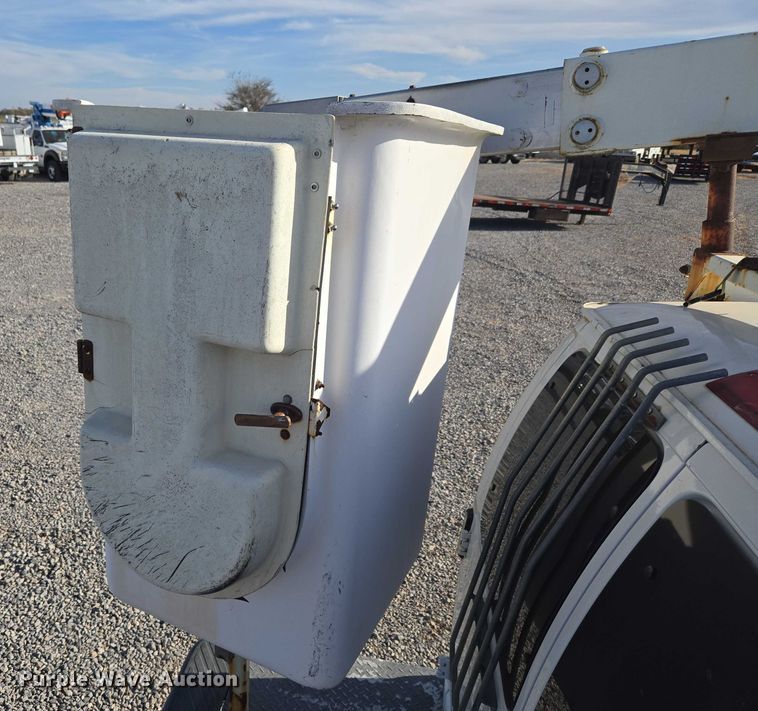 image for item ET5262 2011 Ford E350 Super Duty van with bucket lift