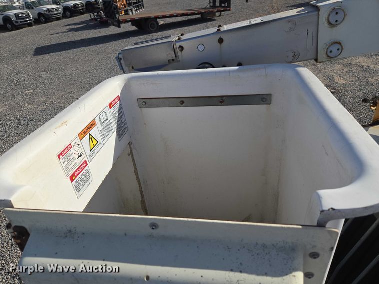 image for item ET5262 2011 Ford E350 Super Duty van with bucket lift