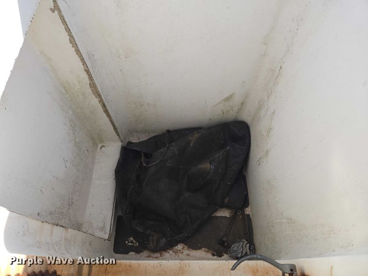 image for item ET5262 2011 Ford E350 Super Duty van with bucket lift