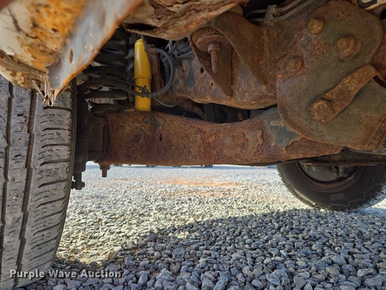 image for item ET5262 2011 Ford E350 Super Duty van with bucket lift