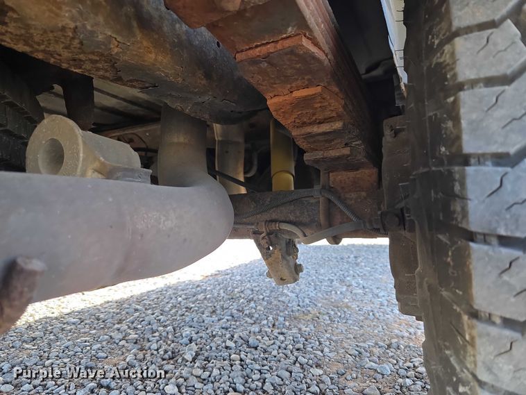 image for item ET5262 2011 Ford E350 Super Duty van with bucket lift