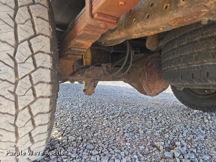 image for item ET5262 2011 Ford E350 Super Duty van with bucket lift