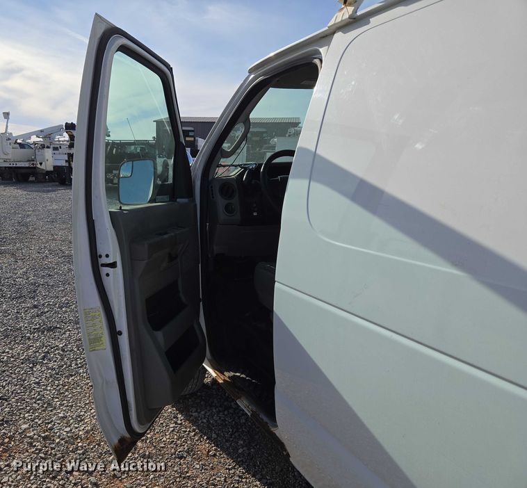 image for item ET5262 2011 Ford E350 Super Duty van with bucket lift