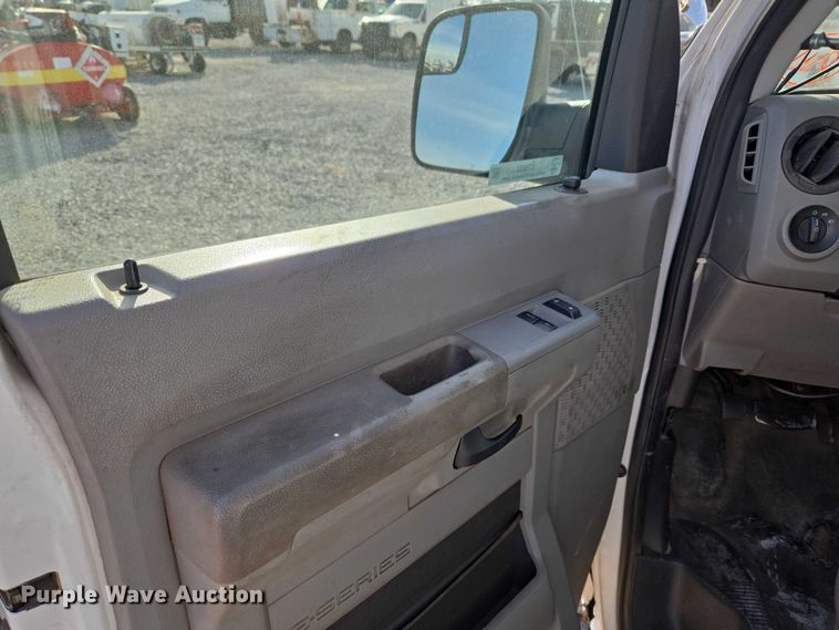 image for item ET5262 2011 Ford E350 Super Duty van with bucket lift