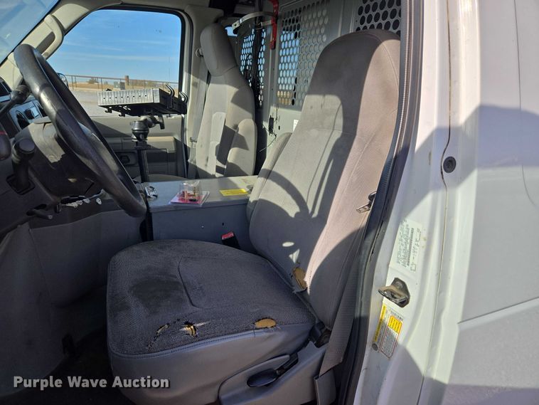 image for item ET5262 2011 Ford E350 Super Duty van with bucket lift