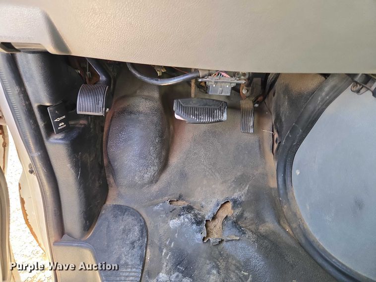 image for item ET5262 2011 Ford E350 Super Duty van with bucket lift