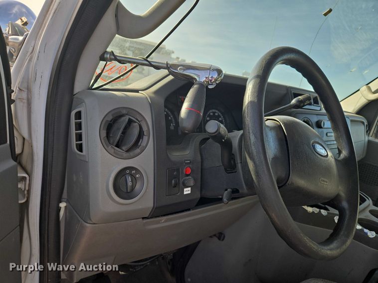 image for item ET5262 2011 Ford E350 Super Duty van with bucket lift