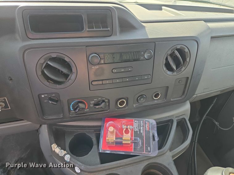 image for item ET5262 2011 Ford E350 Super Duty van with bucket lift