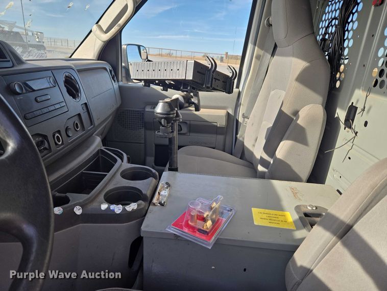 image for item ET5262 2011 Ford E350 Super Duty van with bucket lift