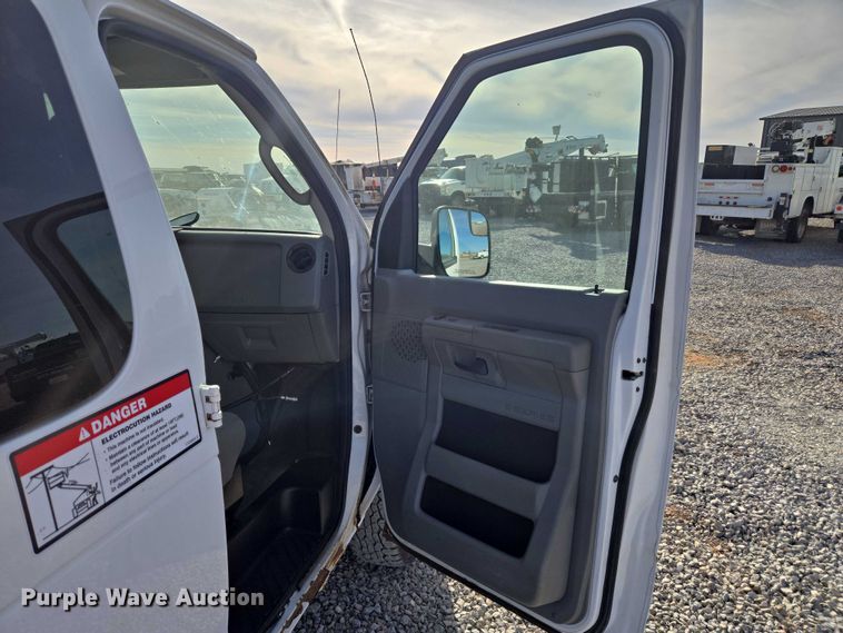 image for item ET5262 2011 Ford E350 Super Duty van with bucket lift