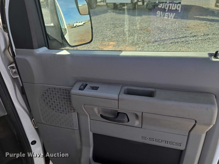 image for item ET5262 2011 Ford E350 Super Duty van with bucket lift