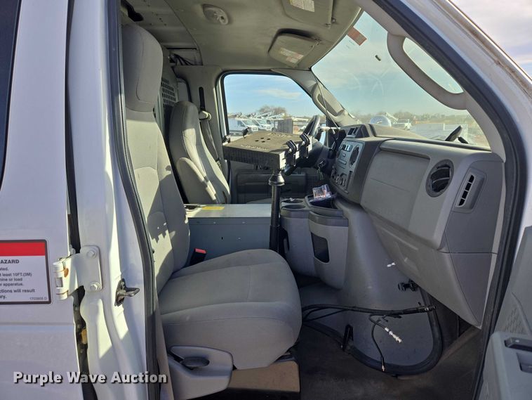 image for item ET5262 2011 Ford E350 Super Duty van with bucket lift