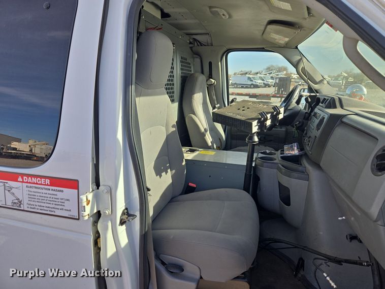 image for item ET5262 2011 Ford E350 Super Duty van with bucket lift