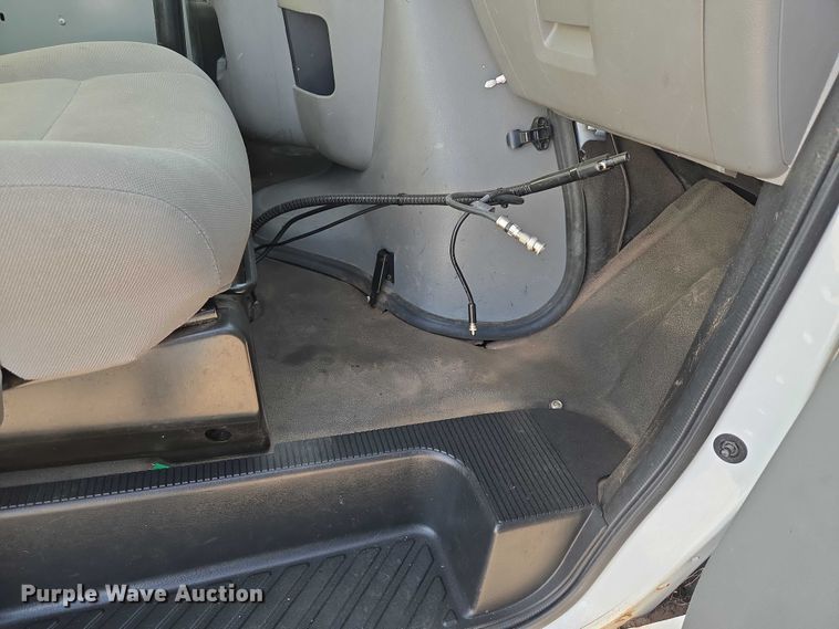 image for item ET5262 2011 Ford E350 Super Duty van with bucket lift