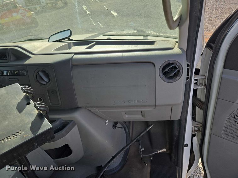 image for item ET5262 2011 Ford E350 Super Duty van with bucket lift