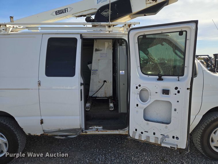 image for item ET5262 2011 Ford E350 Super Duty van with bucket lift