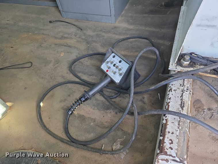 image for item ET5262 2011 Ford E350 Super Duty van with bucket lift